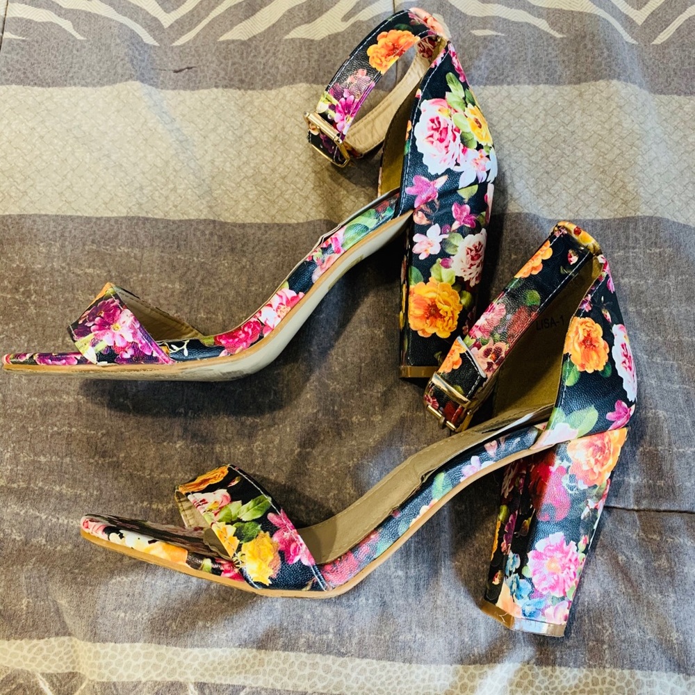 Beautiful Flower print heels.